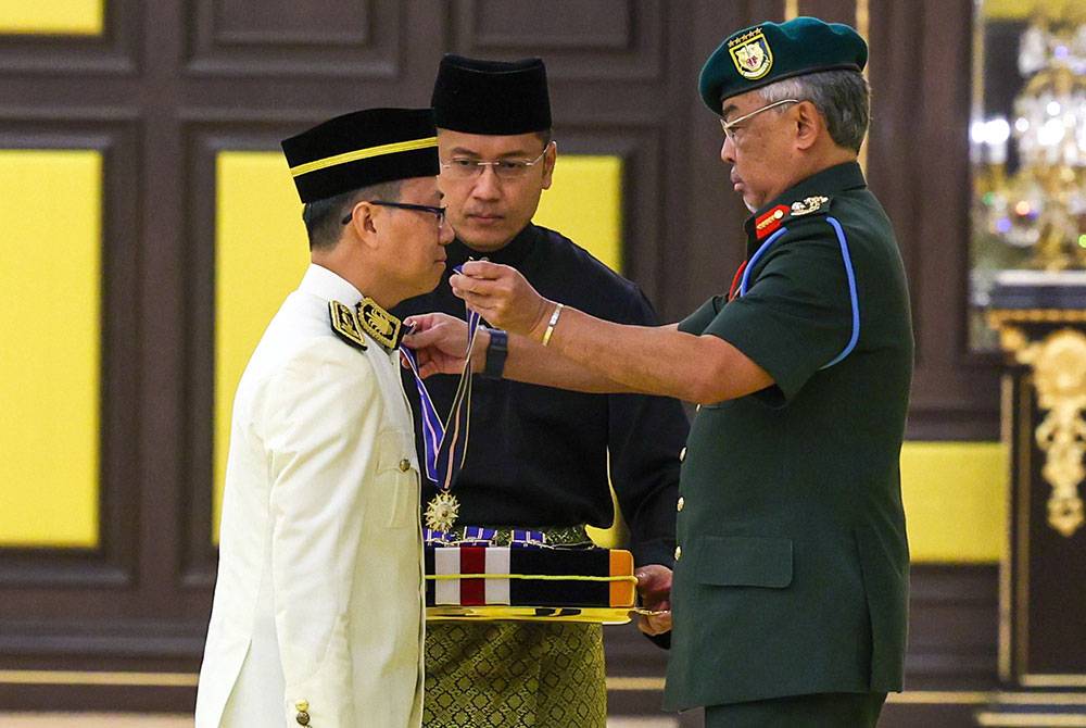 Al-Sultan Abdullah berkenan mengurniakan Darjah Johan Mangku Negara (J.M.N) kepada Chua Choon Hwa pada Istiadat Pengurniaan Darjah Kebesaran, Bintang dan Pingat Persekutuan di Istana Negara hari ini. Foto Bernama