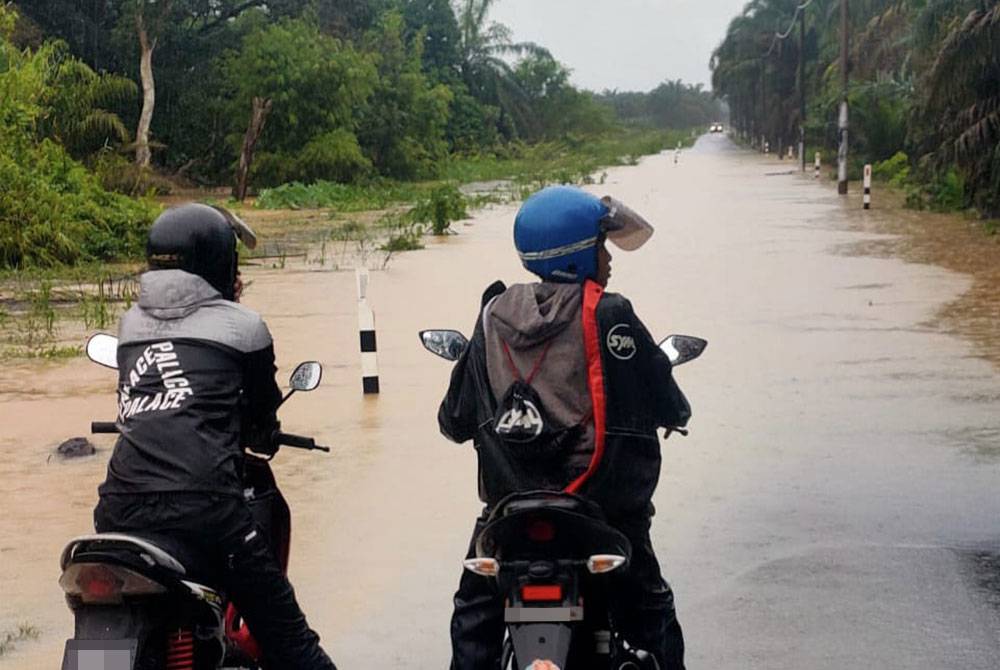 Jalan ke Kampung Bentong ke Nyior di Kluang terputus hubungan sejak Ahad menyebabkan kira-kira 2,500 penduduk terkandas.