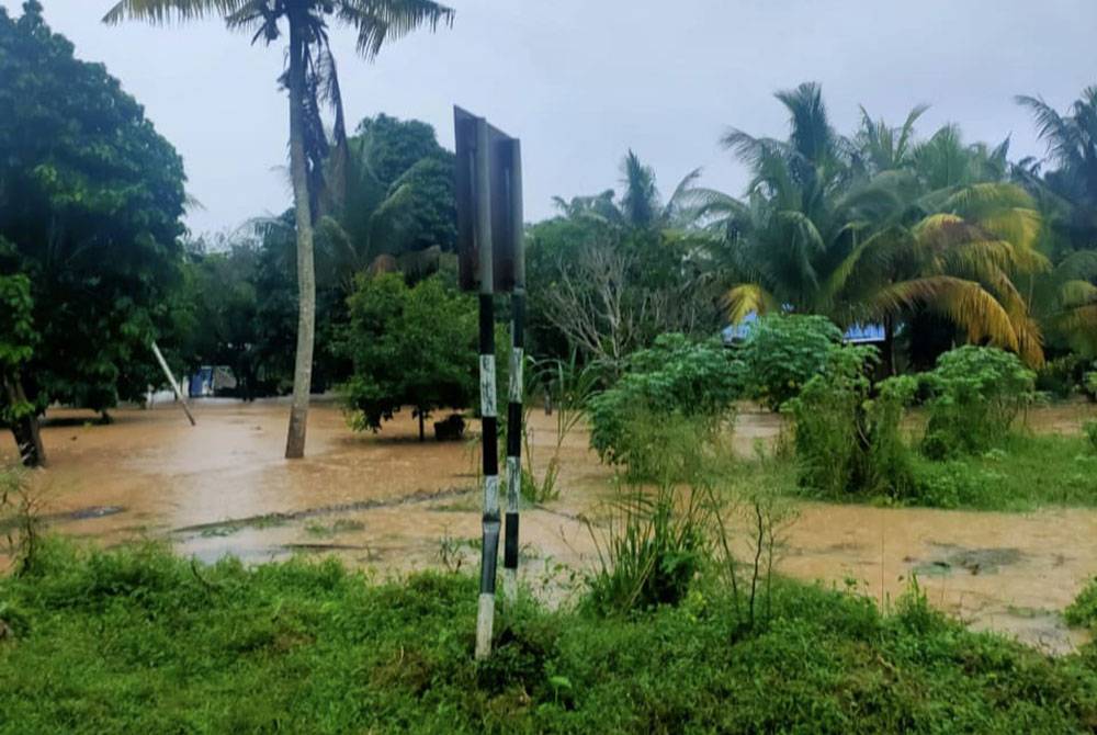 Tiga rumah di Kampung Bentong, Kluang, dinaiki air sejak Ahad selepas Sungai Melantai di kawasan berdekatan melimpah.