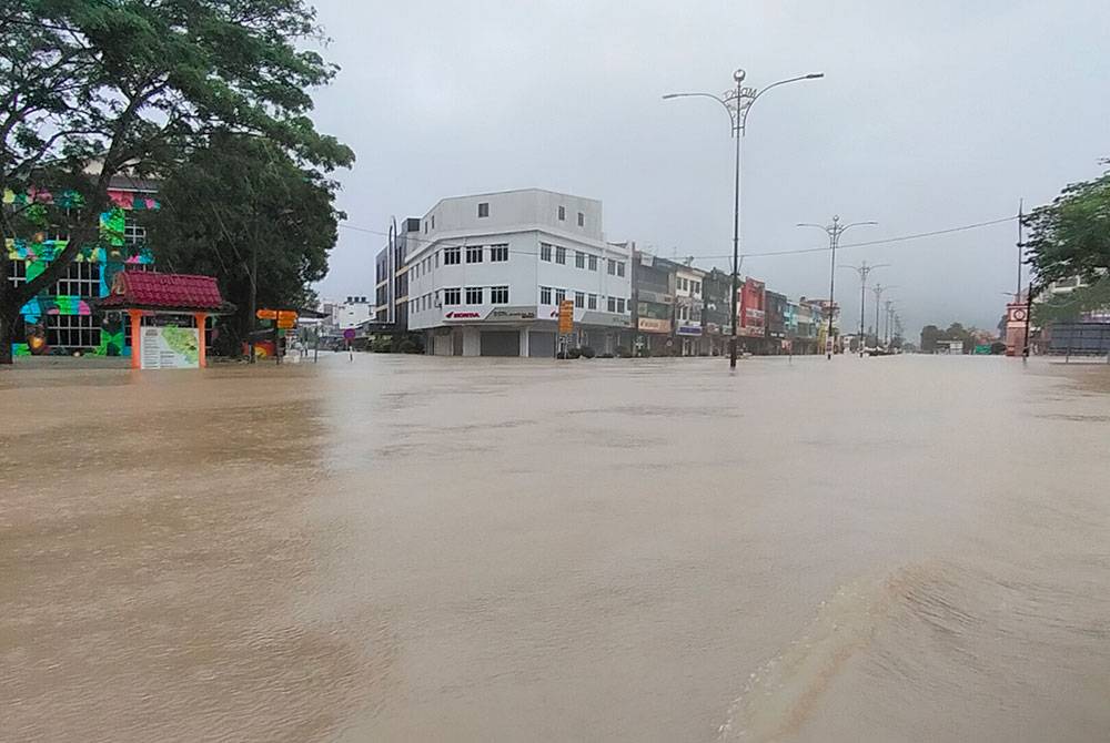 Keadaan bandar Kota Tinggi yang masih dilanda banjir.