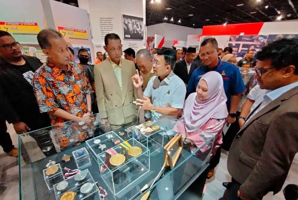 Borhan (tengah) diiringi Misbun dan Jalani (kiri sekali) melihat koleksi pingat sempena Pameran Anak-Anak Sidek: Legenda Badminton Negara di Muzium Sultan Alam Shah