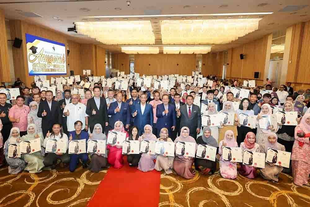 Aminuddin (sembilan kanan) bersama penerima anugerah pada Majlis Anugerah Siswazah Cemerlang Kelas Pertama Negeri Sembilan Siri 1 2024 di D'Tempat Country Club.
