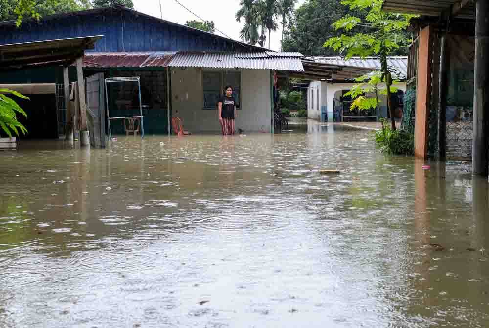 Antara kediaman penduduk di Kampung Sepakat Baru Skudai yang ditenggelami air berikutan banjir ketika tinjauan hari ini. Foto Bernama