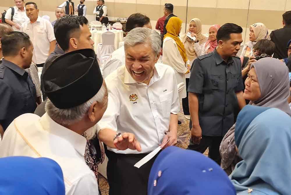 Ahmad Zahid beramah mesra dengan kakitangan dan warga Felda.