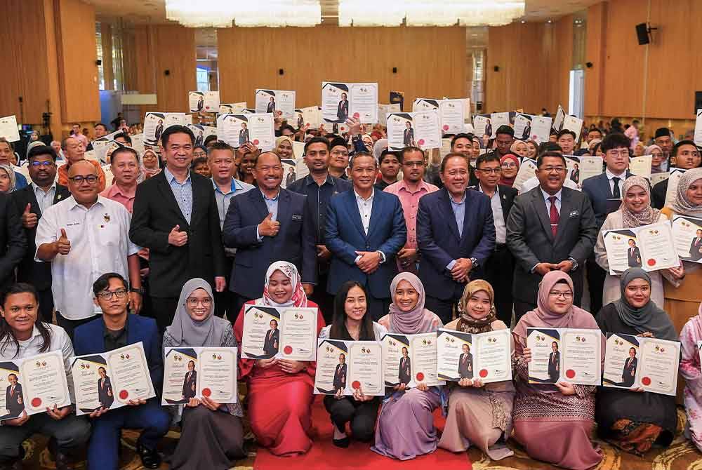Aminuddin (tengah) bergambar bersama siswazah pada Majlis Penghargaan kepada Siswazah Cemerlang Kelas Pertama Siri 1 2024 Negeri Sembilan, di d'Tempat Country Club, Sendayan hari ini. Foto Bernama