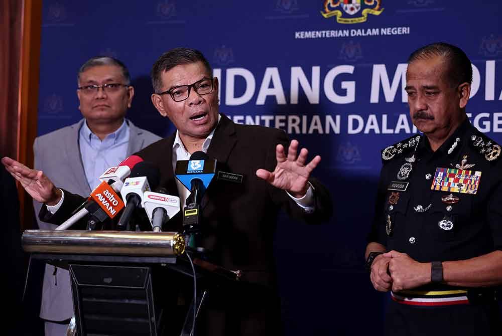 Menteri Dalam Negeri, Datuk Seri Saifuddin Nasution Ismail ketika sidang media selepas Majlis Amanat Menteri Dalam Negeri 2024 di Kompleks Setia Perkasa, pada Selasa. Turut hadir, Timbalan Menteri Dalam Negeri, Datuk Seri Dr Shamsul Anuar Nasarah dan Ketua Polis Negara, Tan Sri Razarudin Husain (kanan). Foto Bernama