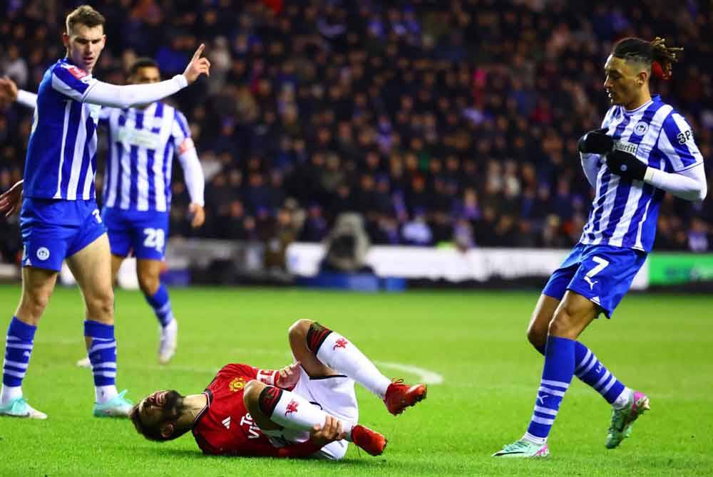 Bruno Fernandes melakukan simulasi untuk mendapatkan penalti pada aksi Piala FA menentang Wigan.