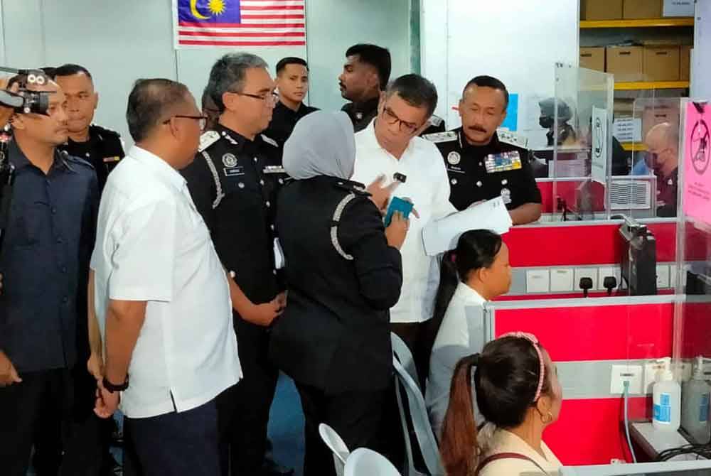 Saifuddin (dua dari kanan) ketika membuat lawatan kerja ke JIM Selangor sempena Program Rekalibrasi Tenaga Kerja di pejabat JIM Selangor di Seksyen 14, Shah Alam pada Selasa.