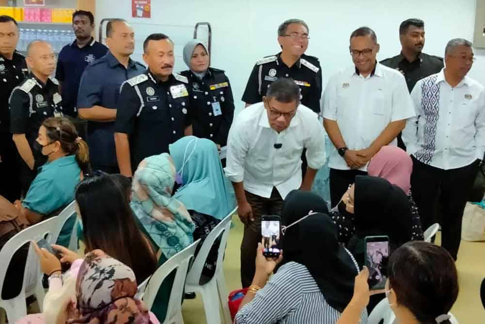 Saifuddin (tengah) ketika membuat lawatan kerja ke JIM Selangor sempena Program Rekalibrasi Tenaga Kerja di pejabat JIM Selangor di Seksyen 14, Shah Alam pada Selasa.