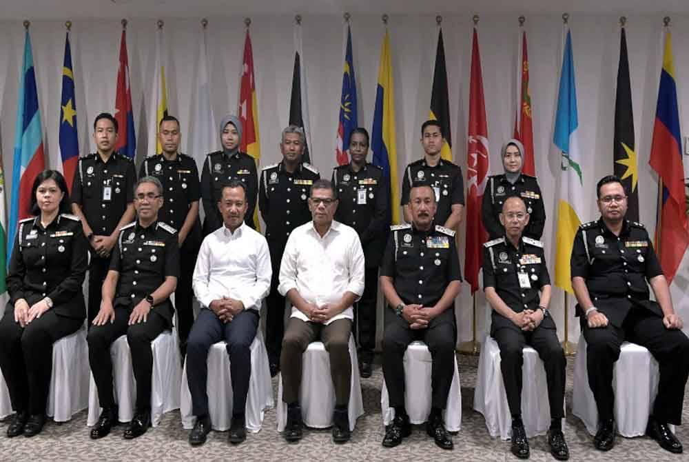 Saifuddin (duduk, tengah) bersama pegawai JIM Negeri Selangor.