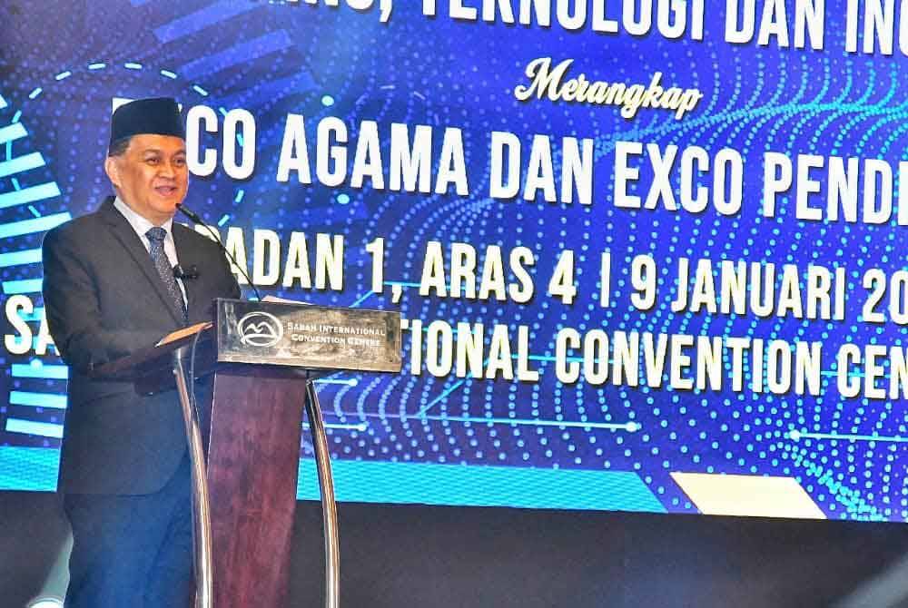 Mohd Arifin ketika berucap pada Majlis Amanat Menteri Sains, Teknologi dan Inovasi serta Penyampaian Bantuan Pendidikan di SICC Kota Kinabalu.