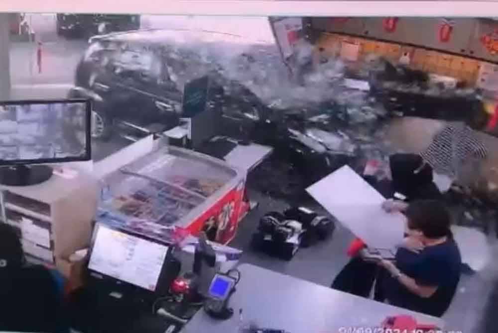 Tangkap layar kamera litar tertutup (CCTV) menunjukkan kejadian kereta dipandu warga emas melanggar stesen minyak hingga menyebabkan seorang wanita mengalami kecederaan. Foto ihsan pembaca