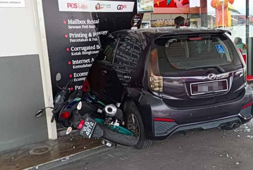 Kereta dipandu warga emas merempuh stesen minyak di Taman Canning, Ipoh selepas mengalami kekejangan kaki. Foto ihsan pembaca