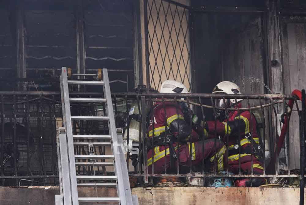 Anggota bomba dan penyelamat terlibat dalam operasi memadam kebakaran berkenaan. Foto TVS