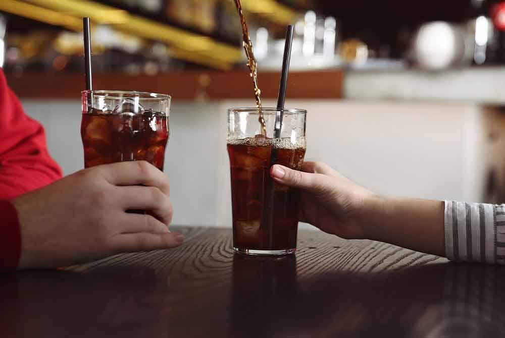 Banyak kisah lama dibualkan apabila rakan lama datang berkunjung. Gambar hiasan 123rf