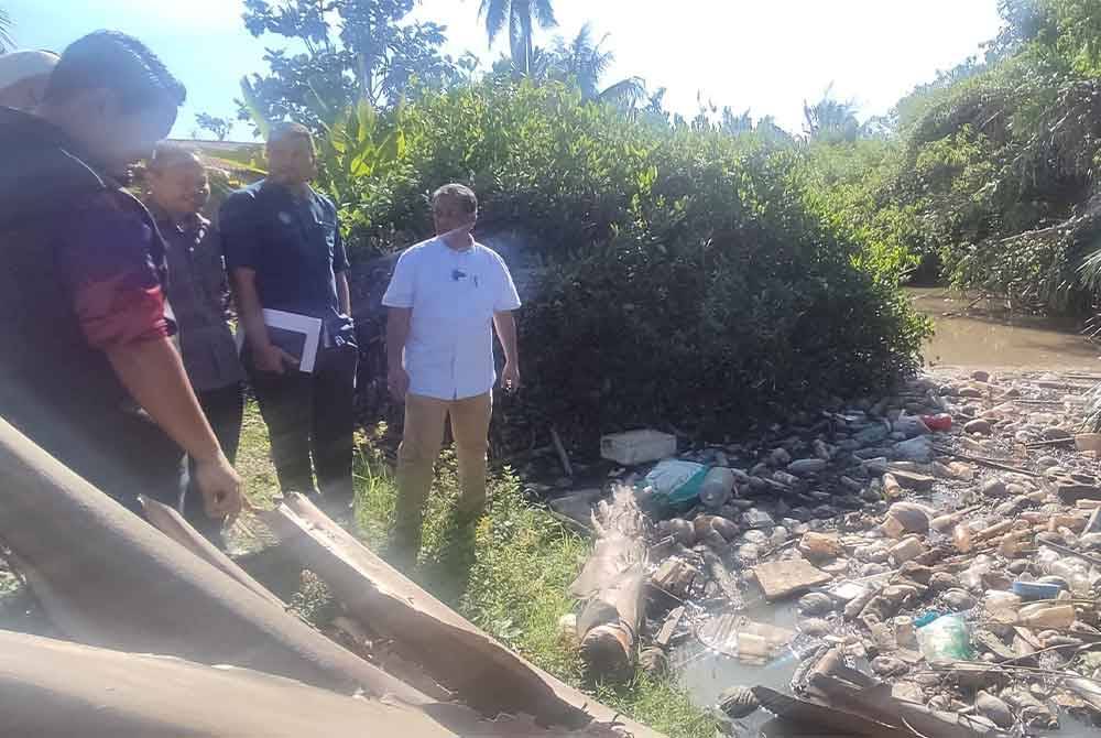 Dzowahir (kanan) bersama wakil MBAS, JPS dan Pusat Khidmat Ahli Parlimen Alor Setar meninjau masalah di Sungai Alor Merah, Alor Setar.