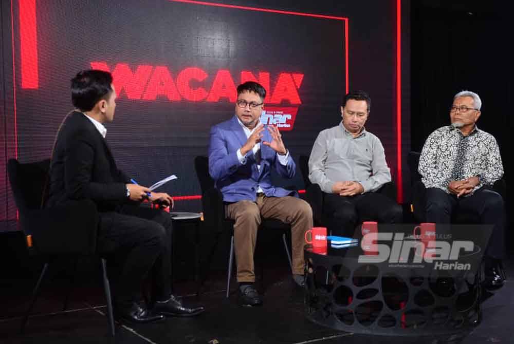 Muhamad Hisomuddin (dua dari kiri) ketika dalam program Wacana Sinar Siri ke 427 yang bertajuk Langkah Dubai: Betul-Betul Atau ‘Cobaan’? pada Selasa. Program yang dihoskan Ismail Adnan itu turut menampilkan Ahli Majlis Pimpinan Tinggi (MPT) Parti Pribumi Bersatu Malaysia (Bersatu), Datuk Seri Mohd Redzuan Md Yusof dan Setiausaha Koordinasi Penerangan Parti Keadilan Rakyat (PKR), Iswardy Morni sebagai panelis. Foto Sinar Harian/ASRIL ASWANDI SHUKOR