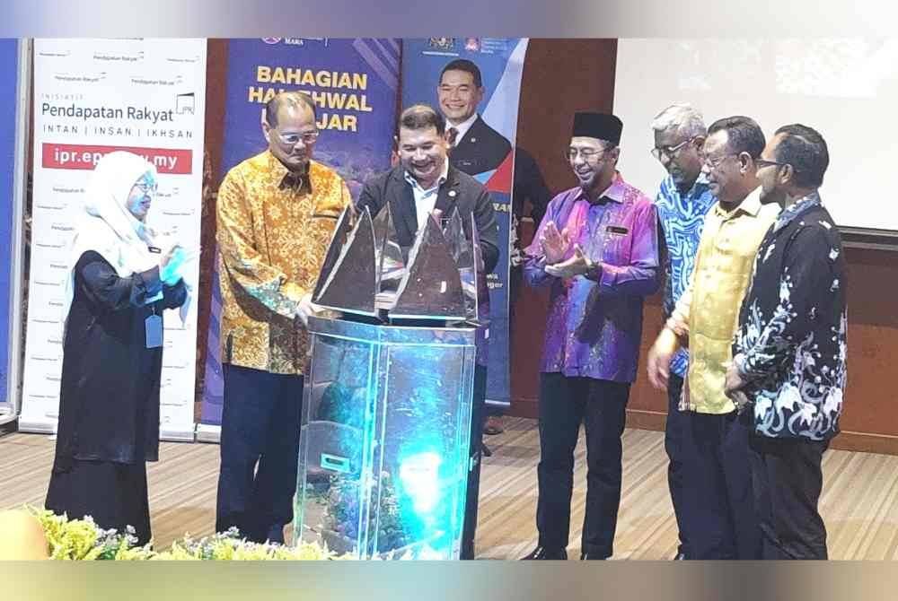 Rafizi (tiga dari kiri) melancarkan buku modul kursus literasi kewangan pada Program IPR dan Sesi Townhall bersama Kepimpinan Mahasiswa UiTM Cawangan Selangor di DK500 Kampus Puncak Alam pada Selasa.