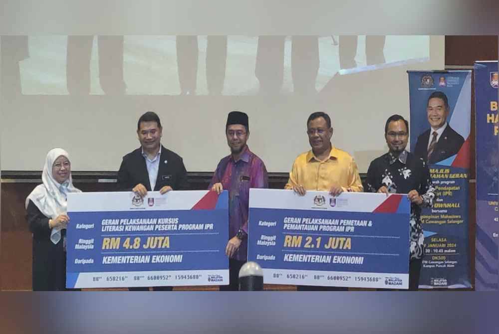 Rafizi (dua dari kiri) menyampaikan replika cek pelaksanaan pemetaan program dan kursus literasi kewangan kepada wakil UiTM.