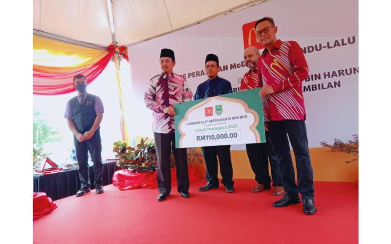 Azmir (kanan) menyerahkan zakat perniagaan 2023 kepada MAINS berjumlah RM110,000.