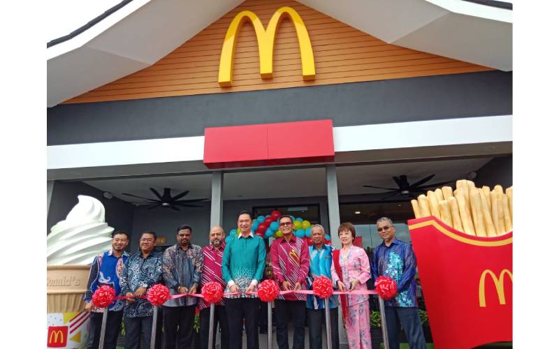 Azmir (empat, kanan) bersama Kok Seong (lima, kanan) memotong reben simbolik perasmian pembukaan restoran McDonald's Pandu-Lalu Rembau pada Khamis lalu.