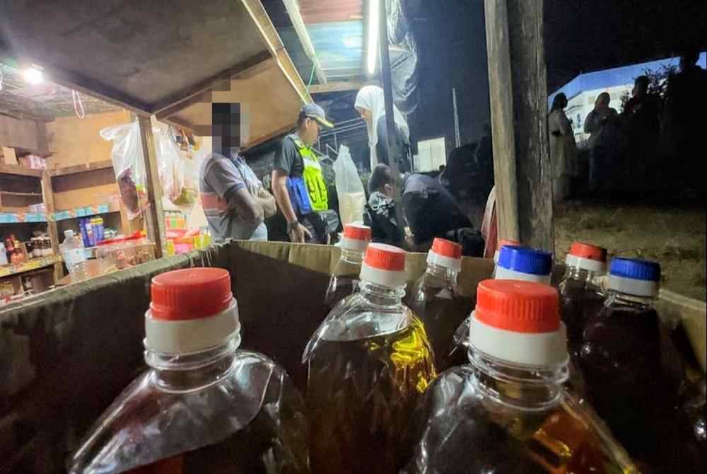 
Minyak masak antara barang kawalan yang turut dirampas dalam serbuan itu.