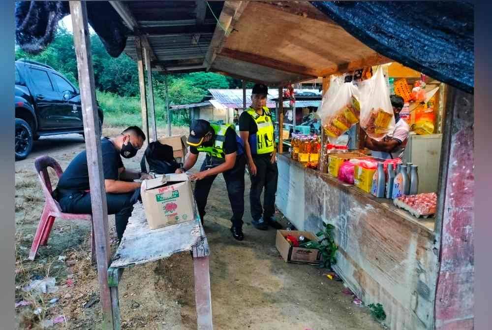 Pegawai penguat kuasa menyita barang kawalan yang terdapat dalam kedai runcit itu pada Selasa.