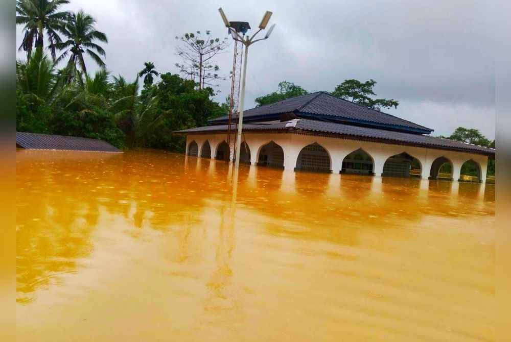 Keadaan Masjid Al-Munawarah di Narathiwat semasa banjir pada 25 Disember lalu.
