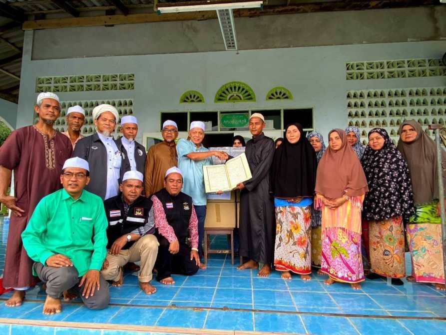 Ahli jemaah Masjid Al-Munawarah bersyukur dan gembira menerima sumbangan al-Quran yang disampaikan oleh Muhammad Nasir (enam dari kiri) semasa Misi Bantuan Banjir.