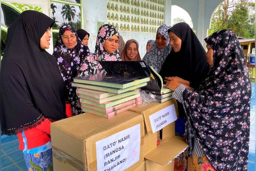 Penduduk di Kampung Kilo 4, Narathiwat gembira menerima sumbangan al-Quran daripada MySinar, Karangkraf dan Sinar Harian.