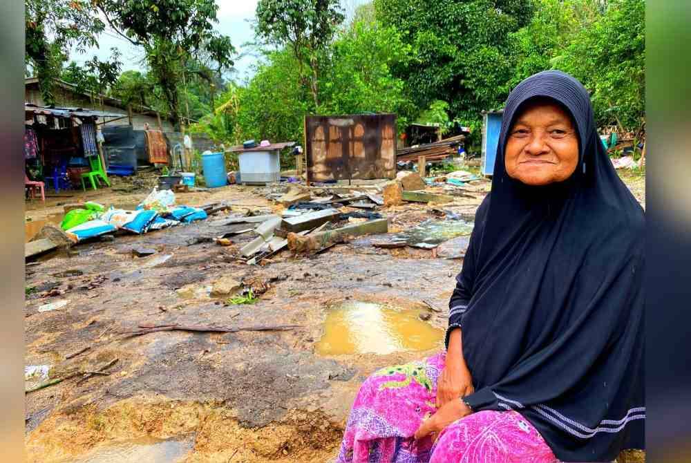 Kamalo hanya mampu berputih mata di hadapan tapak rumahnya yang telah dihanyutkan banjir di Kampung Kian, Daerah Sukhirin, Narathiwat.