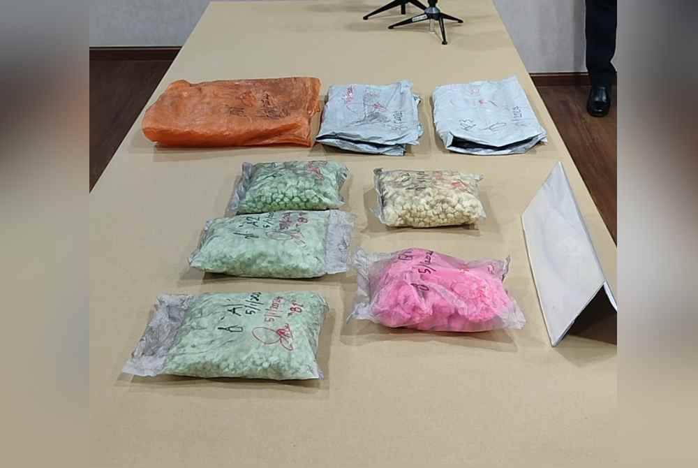 Bungkusan berisi dadah jenis heroin yang dirampas susulan penahanan seorang warga emas di Bentong, Jumaat lalu.