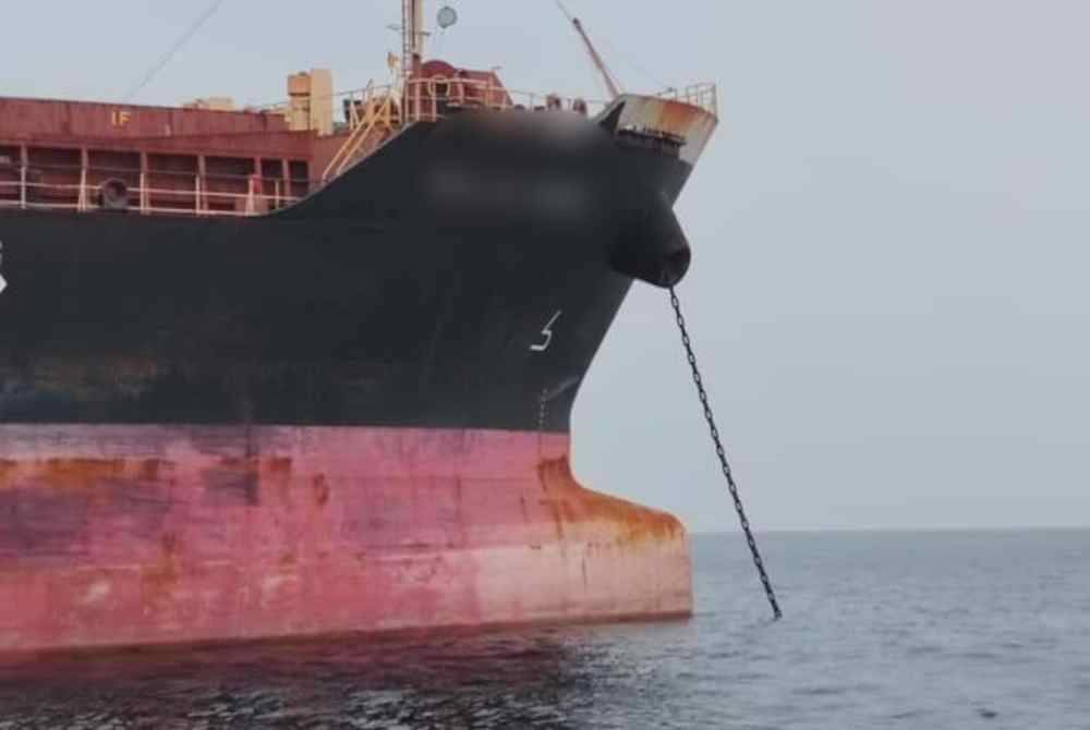 Kapal pengangkut yang disyaki bersauh tanpa kebenaran telah ditahan bagi siasatan lanjut. Foto Maritim Malaysia