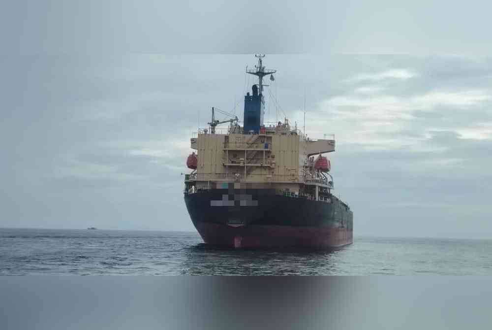 
Keadaan kapal yang disyaki bersauh tanpa kebenaran disiasat pihak berkuasa. Foto Maritim Malaysia