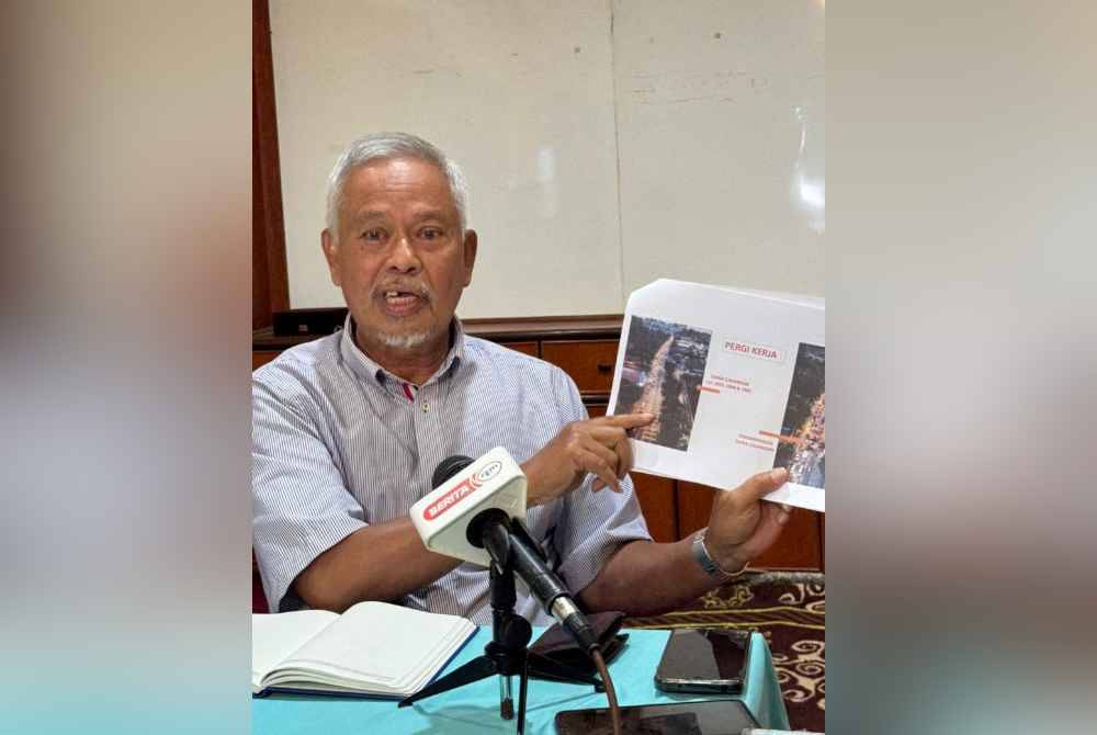 Muhammad Idiris menunjukkan lakaran kawasan yang bakal dibangunkan asrama pekerja warga asing di Teluk Kumbar.