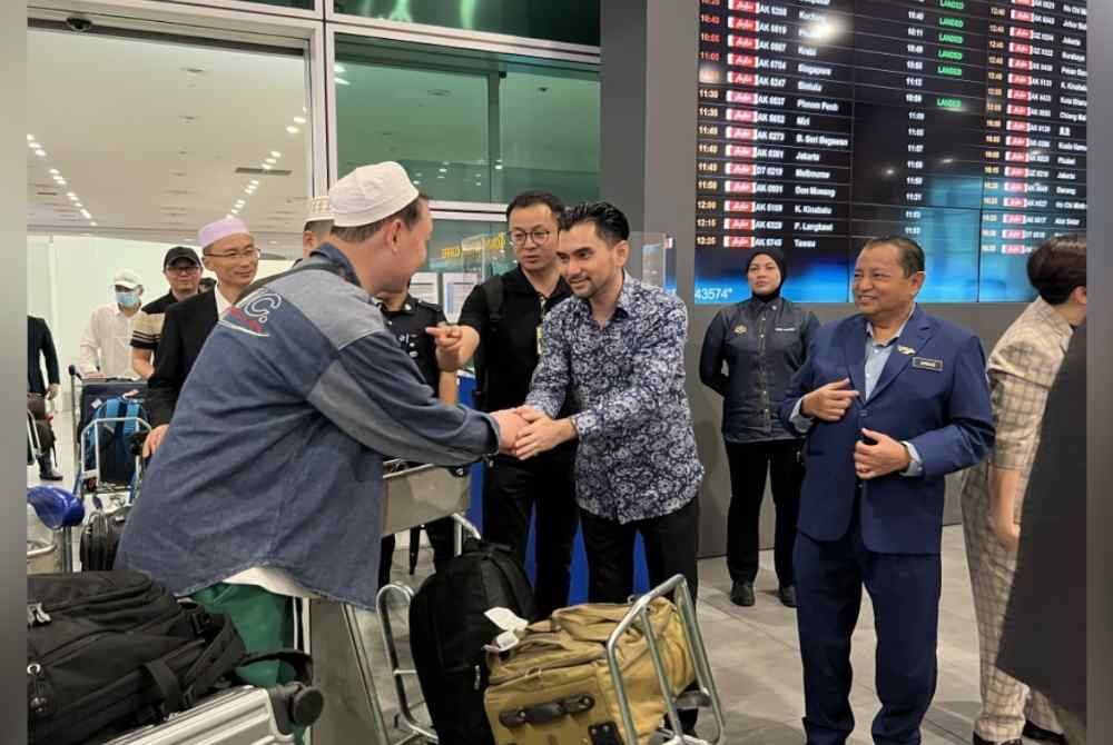 Khairul Firdaus (dua dari kanan) menyambut ketibaan 35 imam dari China di KLIA2.