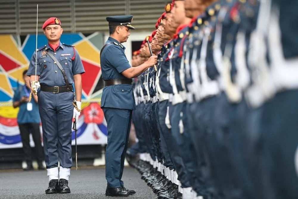 Nor Hisham melakukan pemeriksaan barisan kawalan kehormatan pada Majlis Hormat Panglima Ketua Pengarah Ke-9 di Ibu Pejabat JBPM Putrajaya pada Rabu. Foto JBPM