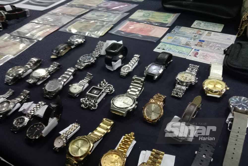 Serbuan dijalankan berjaya merampas 64 utas jam tangan berjenama, lapan beg pakaian berjenama dan tujuh keping pasport pelbagai negara.