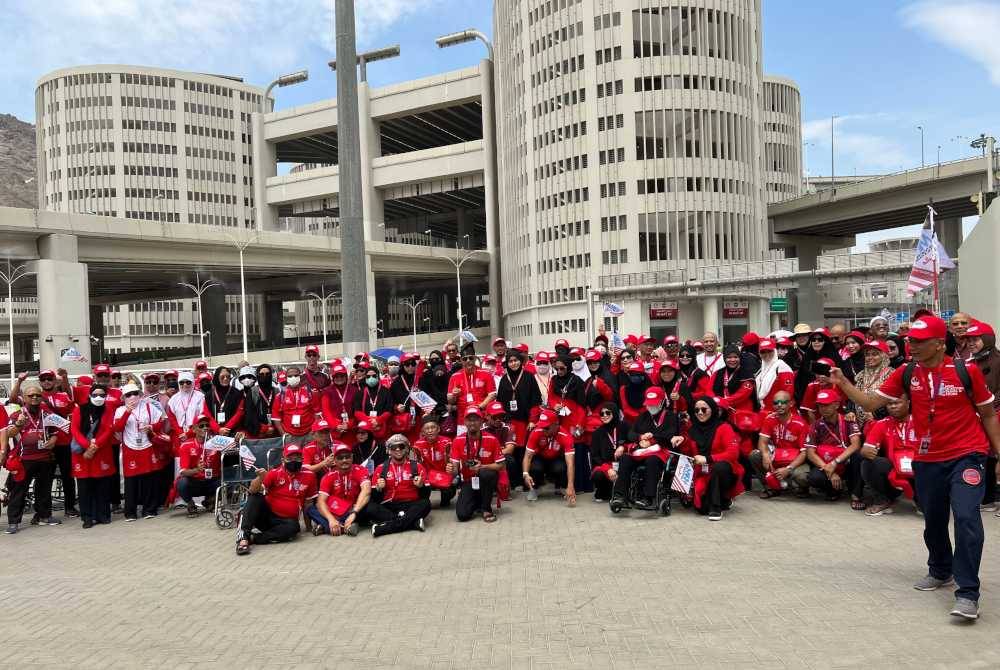 Jemaah haji MKM bergambar selepas selesai melontar pada hari terakhir 13 Zulhijjah (Nafar Thani).