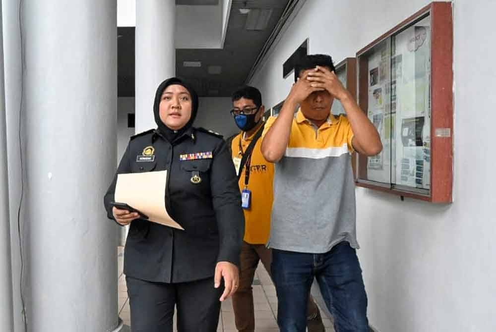 Chee Kiang (dua dari kiri) didakwa di Mahkamah Sesyen Melaka pada Rabu kerana memiliki minyak diesel tanpa lesen sah.