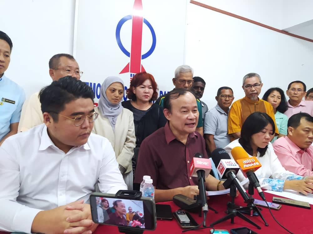 Koo Ham (duduk dua dari kiri) ketika sidang media di Pusat Khidmat Ahli Parlimen Beruas di Ayer Tawar pada Rabu.
