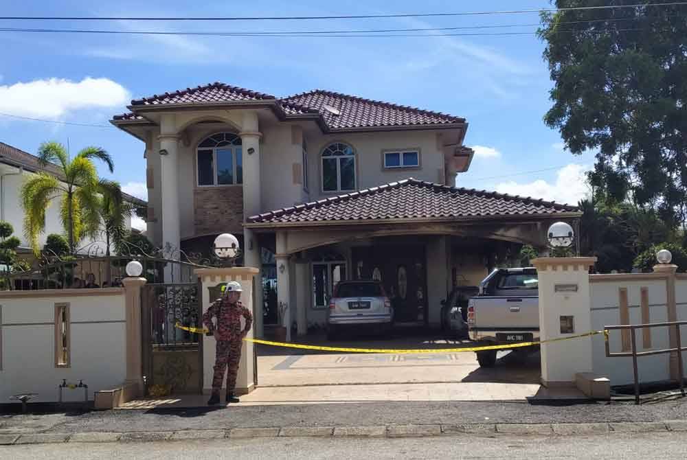 Keadaan rumah Koo Ham yang terbakar akibat perbuatan khianat di Taman Semarak Jaya, Ayer Tawar pada Rabu.