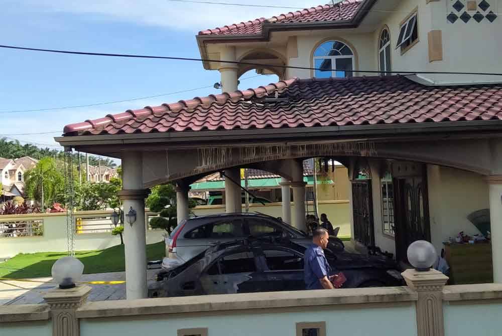 Kenderaan milik Koo Ham yang terbakar dalam kejadian di Taman Semarak Jaya, Ayer Tawar pada Rabu.