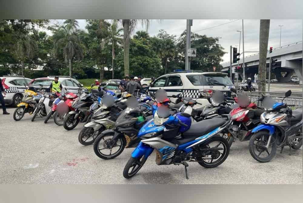 JPJ Pulau Pinang menyita 20 motosikal yang ditunggang warga asing dalam Ops Khas Motosikal dan Ops PeWA di persimpangan Jalan Bayu Mutiara, Bukit Minyak pada Selasa. Foto JPJ Pulau Pinang