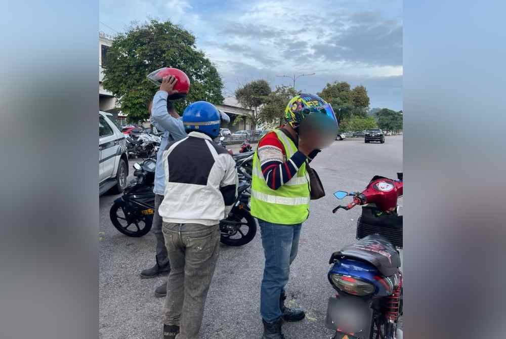 Ops Khas Motosikal dan Ops PeWA yang dijalankan JPJ di persimpangan Jalan Bayu Mutiara, Bukit Minyak pada Selasa. Foto JPJ Pulau Pinang