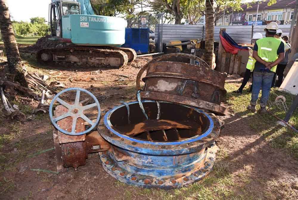 Petugas PBAPP sedang giat melakukan kerja-kerja pertukaran injap yang bocor di LRA Sungai Dua.