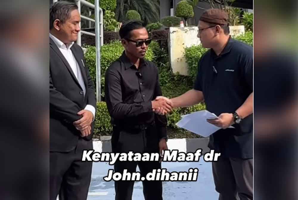 Shuib dan Johan dilihat bersalaman selepas Johan membacakan permohonan maafnya.