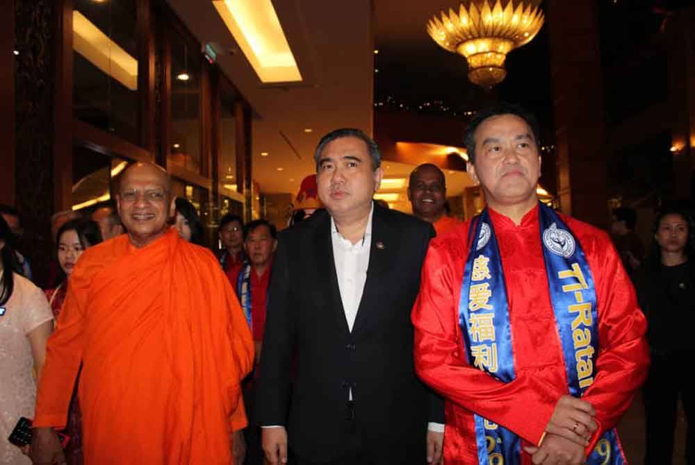 KK Chai (kanan) dan K Sri Dhammaratana (kiri) mengiringi ketibaan Anthony (tengah) sebagai tetamu kehormat sempena sambutan ulang tahun ke-29 pertubuhan itu.