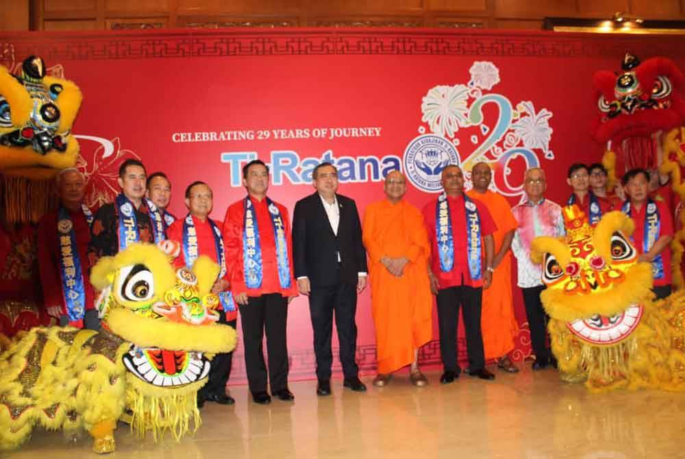 Anthony (tengah) bergambar bersama ahli jawatankuasa tertinggi T-Ratana sempena sambutan ulang tahun ke-29 pertubuhan itu.