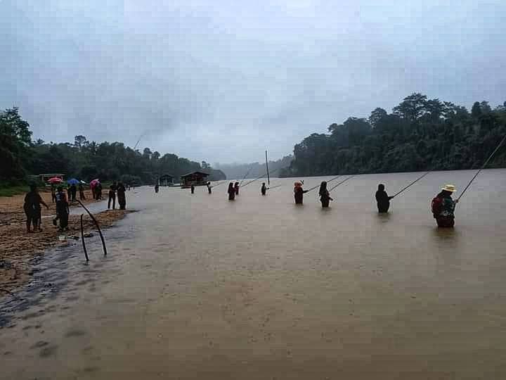 Biarpun hujan tidak menghalang peserta kekal bersemangat dalam pertandingan tersebut.
